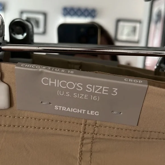 Chicos tan, summer weight cargo cropped pants with elastic material. - Picture 3 of 5